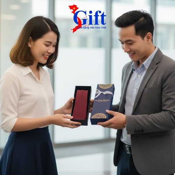 Cà Vạt Lụa Tơ Tằm Họa Tiết Chấm Bi Đỏ Hộp Xanh (1)