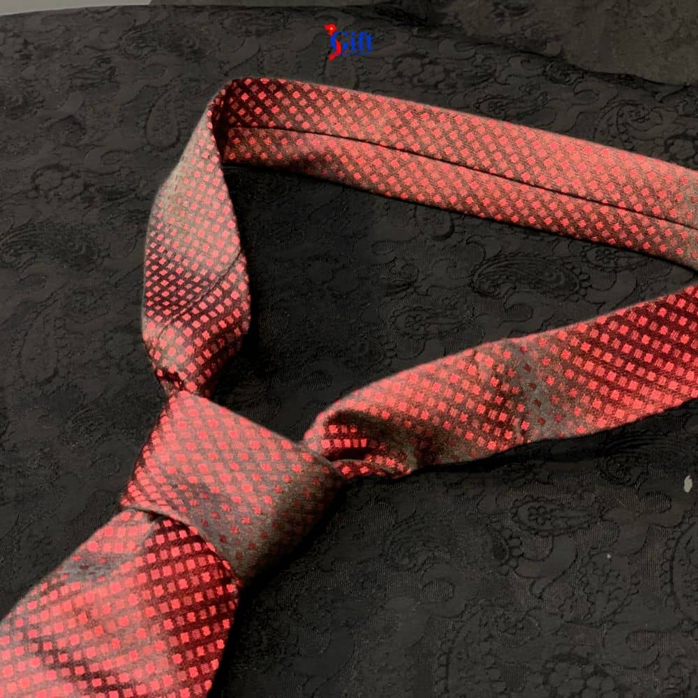 Cà vạt lụa cao cấp họa tiết chấm bi đỏ (4) Cà Vạt Lụa Tơ Tằm Họa Tiết Chấm Bi Đỏ