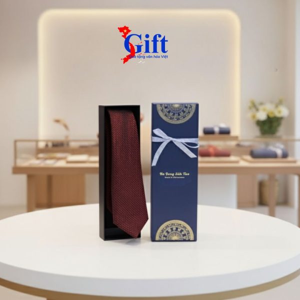 Cà Vạt Lụa Tơ Tằm Họa Tiết Chấm Bi Đỏ Hộp Xanh (1)