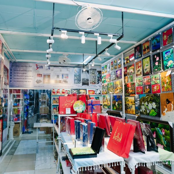 Tranh sơn mài chợ bến thành