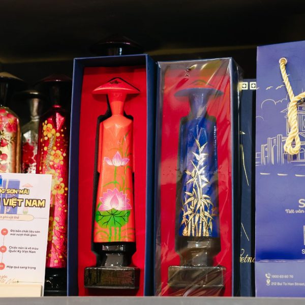 Tượng sơn mài cô gái