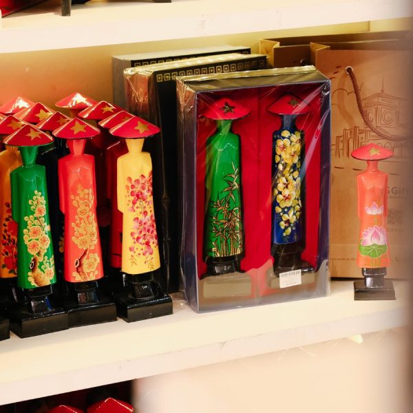 Tượng sơn mài cô gái