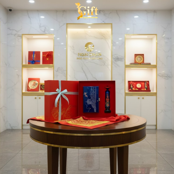 Combo Hộp Trang Sức Sơn Mài Vẽ Chợ Bến Thành & Tượng Cô Gái: Quà Tặng Văn Hóa Việt Cao Cấp