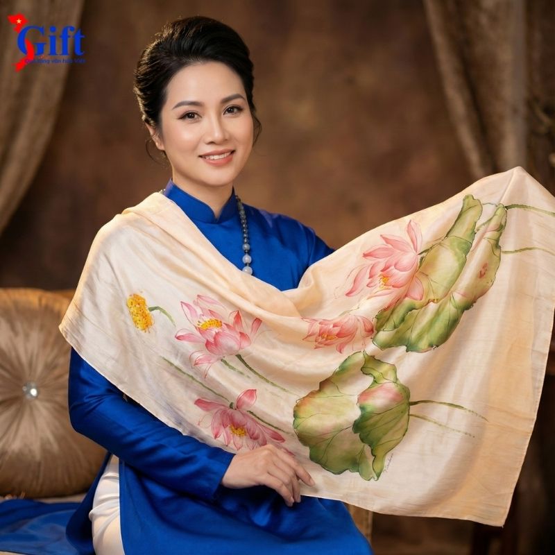 Bộ Quà Tặng Khăn Lụa Hà Đông Cam Vẽ Sen Hộp Trang Sức Đen (3) Bộ Quà Tặng Khăn Lụa Hà Đông Cam Vẽ Sen & Hộp Trang Sức Đen SGPT70180/7