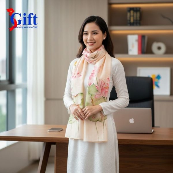 Bộ Quà Tặng Khăn Lụa Hà Đông Cam Vẽ Sen & Hộp Trang Sức Đen SGPT70180/7