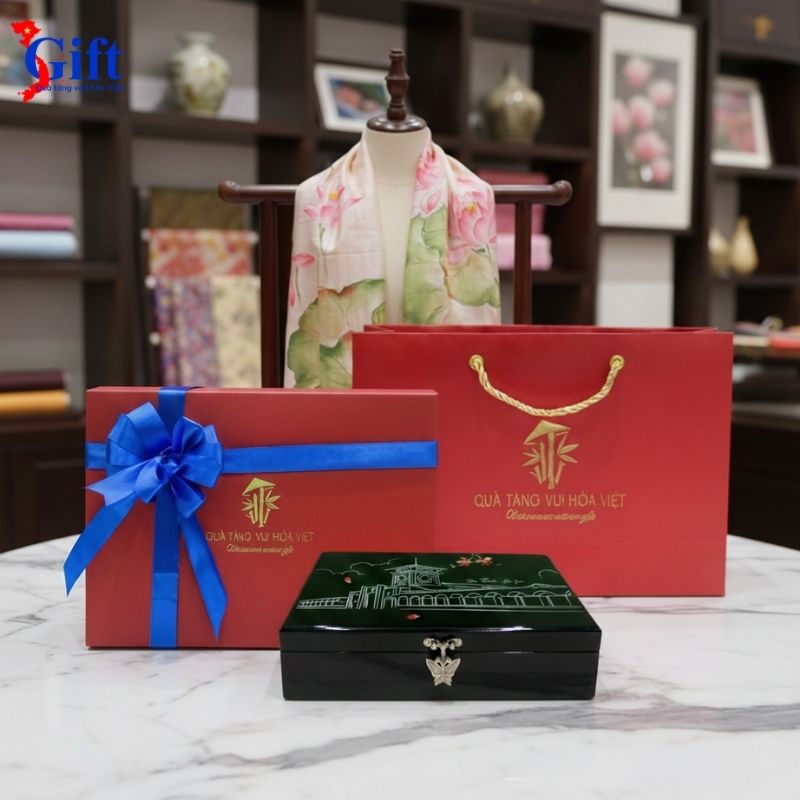 Bộ Quà Tặng Khăn Lụa Hà Đông Cam Vẽ Sen Hộp Trang Sức Đen (7) Bộ Quà Tặng Khăn Lụa Hà Đông Cam Vẽ Sen & Hộp Trang Sức Đen SGPT70180/7