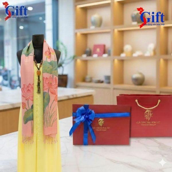 Khăn Lụa Đũi Vẽ Tay Hoa Sen Nền Hồng Tua Rua Hộp đỏ Sgift