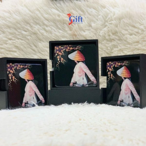 Lót Ly Sơn Mài Vẽ Cô Gái Áo Bà Ba & Nón Lá Nền Đen Sang Trọng SGDLLTBL2