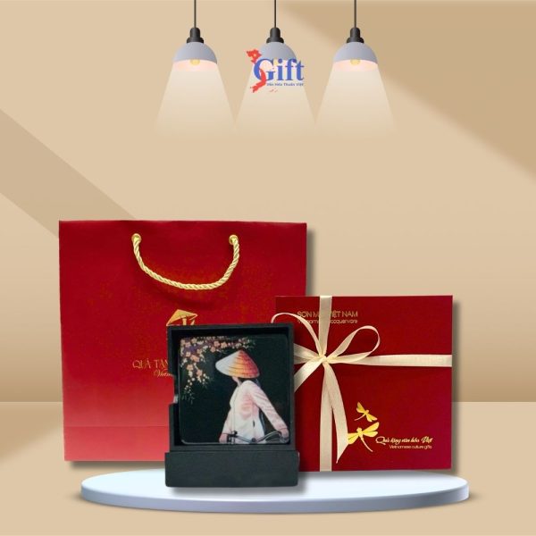 Lót Ly Sơn Mài Vẽ Cô Gái Áo Bà Ba & Nón Lá Nền Đen Sang Trọng SGDLLTBL2