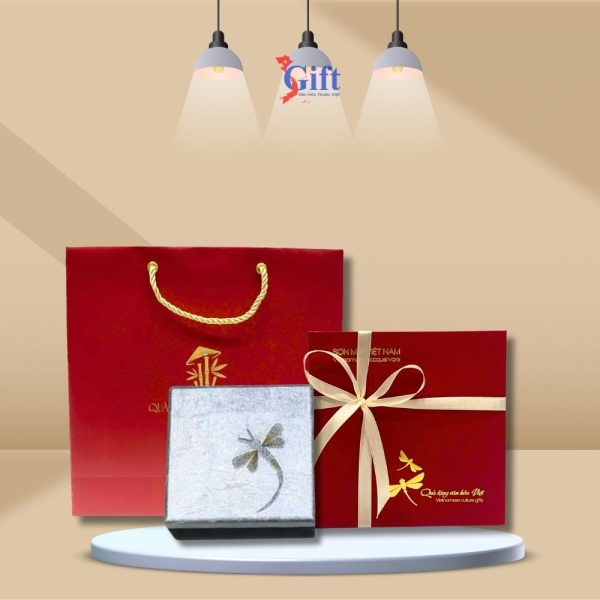 Lót Ly Chuồn Chuồn Vuông Cẩn Trứng Bạc – Kiệt Tác Sơn Mài Đậm Chất Việt