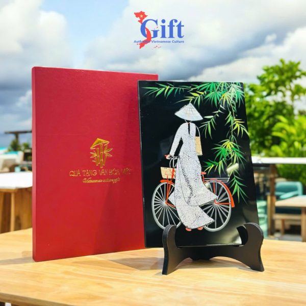 Tranh Sơn Mài Cô Gái Áo Dài Cẩn Trứng Nền Đen Đậm Chất Việt SGTSM23TB