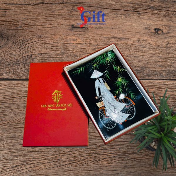 Tranh Sơn Mài Cô Gái Áo Dài Cẩn Trứng Nền Đen Đậm Chất Việt SGTSM23TB