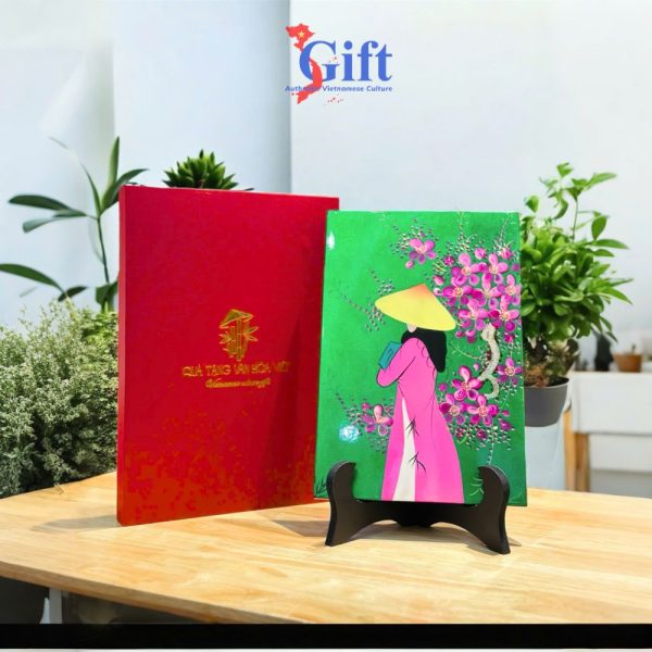 Tranh Sơn Mài Cô Gái Nền Xanh Lá Hoa Đào SGTSM437/2