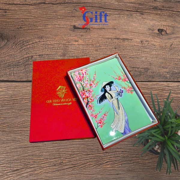 Tranh Sơn Mài Cô Gái Áo Dài Vàng SGMNVSMHD003 – Tinh Hoa Việt Đậm Chất Thanh Lịch