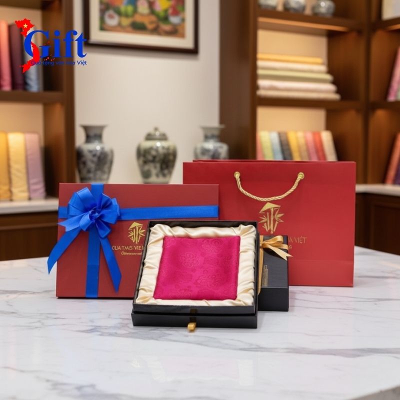 Khăn Lụa Hoa Màu Hồng Hộp Sơn Mài Đen Sgift (6) Khăn Lụa Hoa Màu Hồng – Hộp Sơn Mài Đen & Túi Quà Tặng SGKLTA419