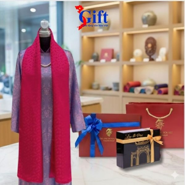 Khăn Lụa Hoa Màu Hồng – Hộp Sơn Mài Đen & Túi Quà Tặng SGKLTA419