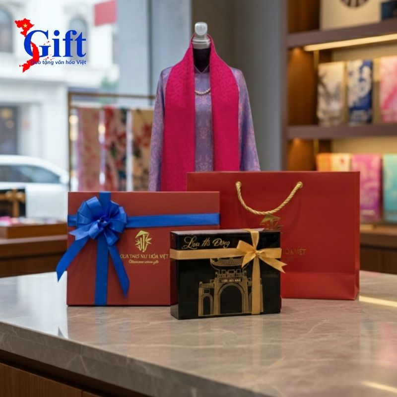 Khăn Lụa Hoa Màu Hồng Hộp Sơn Mài Đen Sgift (7) Khăn Lụa Hoa Màu Hồng – Hộp Sơn Mài Đen & Túi Quà Tặng SGKLTA419