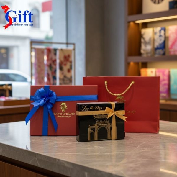 Combo Khăn lụa tơ tằm vân hoa mây xanh dương – Hộp sơn mài SGKLTA419