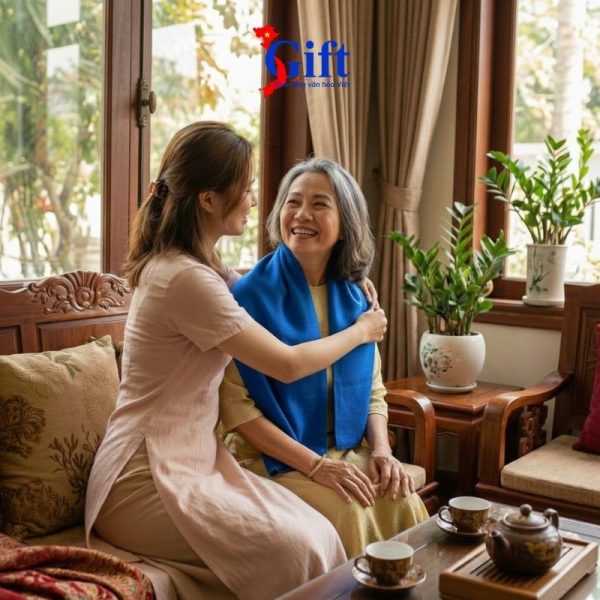 Combo Khăn lụa tơ tằm vân hoa mây xanh dương – Hộp sơn mài SGKLTA419