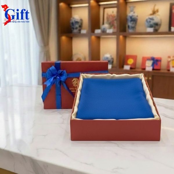 Combo Khăn lụa tơ tằm vân hoa mây xanh dương – Hộp sơn mài SGKLTA419