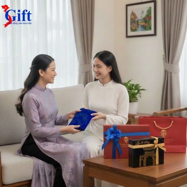 Combo Khăn lụa tơ tằm vân hoa mây xanh dương – Hộp sơn mài SGKLTA419