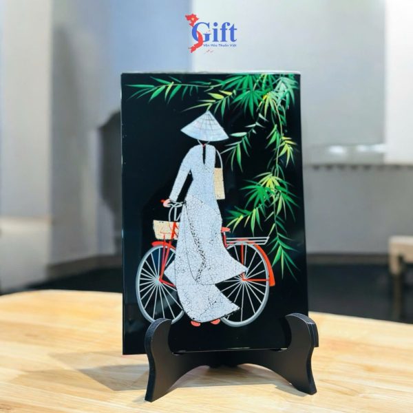 Tranh Sơn Mài Cô Gái Áo Dài Cẩn Trứng Nền Đen Đậm Chất Việt SGTSM23TB