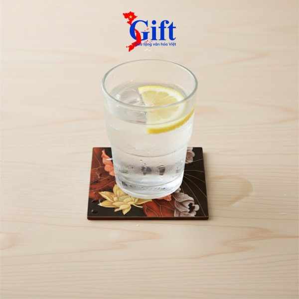 Đế Lót Ly sơn mài vuông hoa sen vàng nền đỏ đen