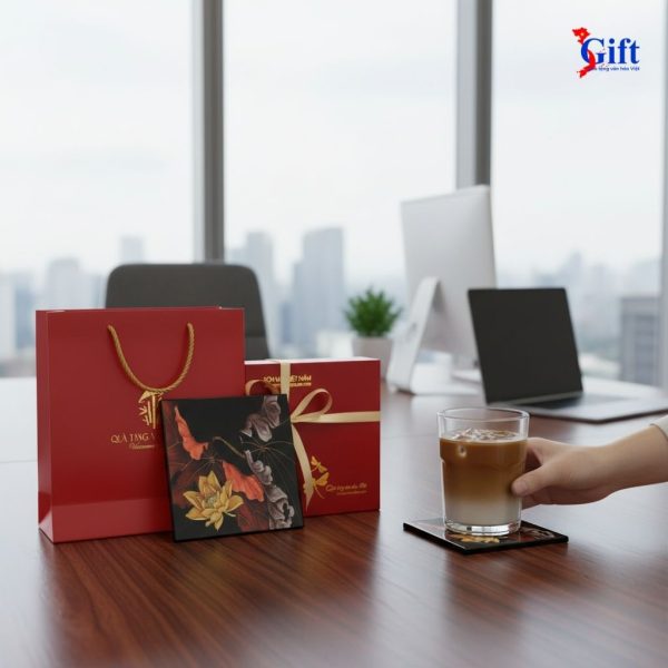 Đế Lót Ly sơn mài vuông hoa sen vàng nền đỏ đen DLL10-10