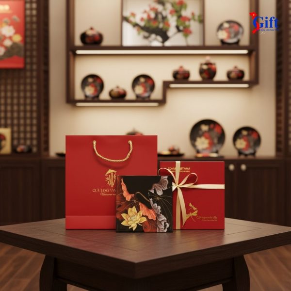 Đế Lót Ly sơn mài vuông hoa sen vàng nền đỏ đen DLL10-10