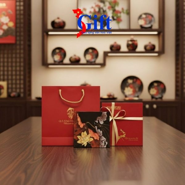 Đế Lót Ly sơn mài vuông hoa sen vàng nền đỏ đen SG09.1