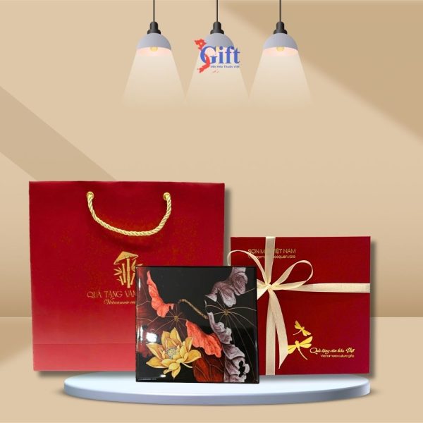 Đế Lót Ly sơn mài vuông hoa sen vàng nền đỏ đen
