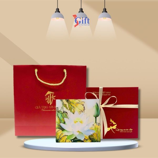 Đế Lót Ly sơn mài vuông hoa sen trắng nền trắng