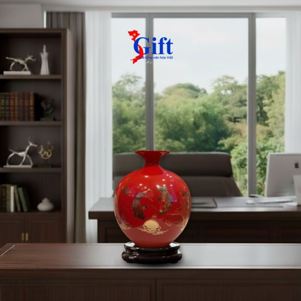 Bình thu tài hút lộc vẽ nhị cảnh cá sen vạn sự như ý nền đỏ