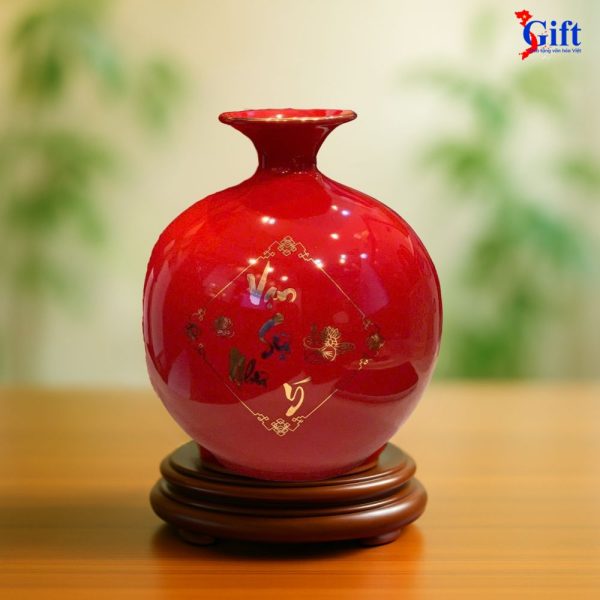 Bình thu tài hút lộc vẽ nhị cảnh cá sen vạn sự như ý nền đỏ