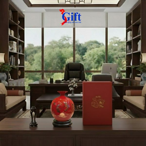 Bình thu tài hút lộc vẽ nhị cảnh cá sen – vạn sự như ý nền đỏ