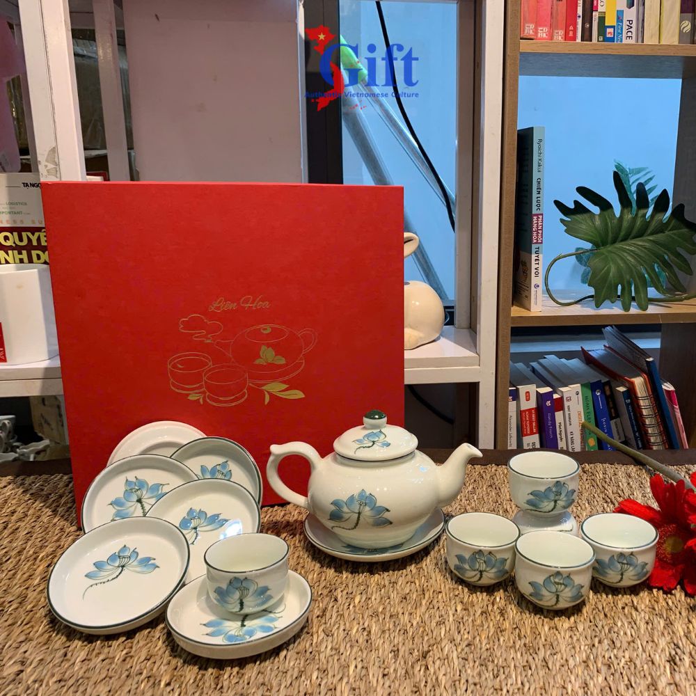 Bình trà Bát Tràng men kem vẽ sen xanh (1)