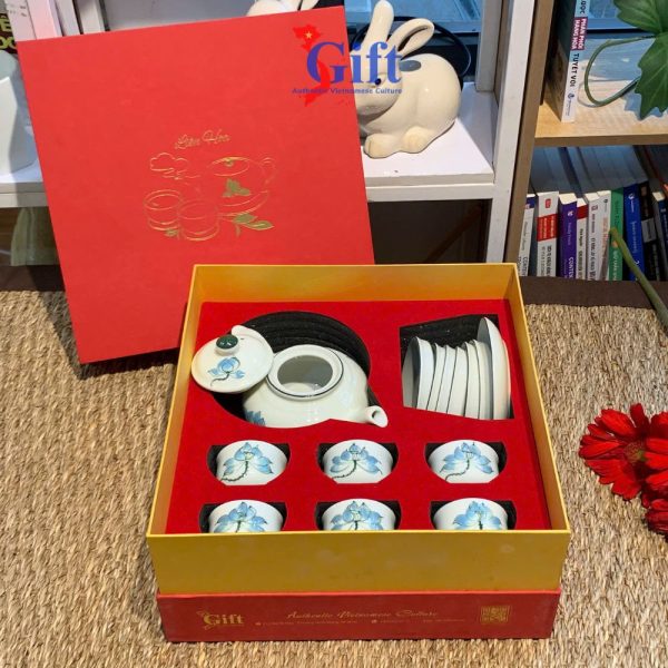 Bình trà Bát Tràng men kem vẽ sen xanh