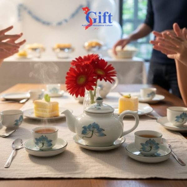 Bình trà Bát Tràng men kem vẽ sen xanh