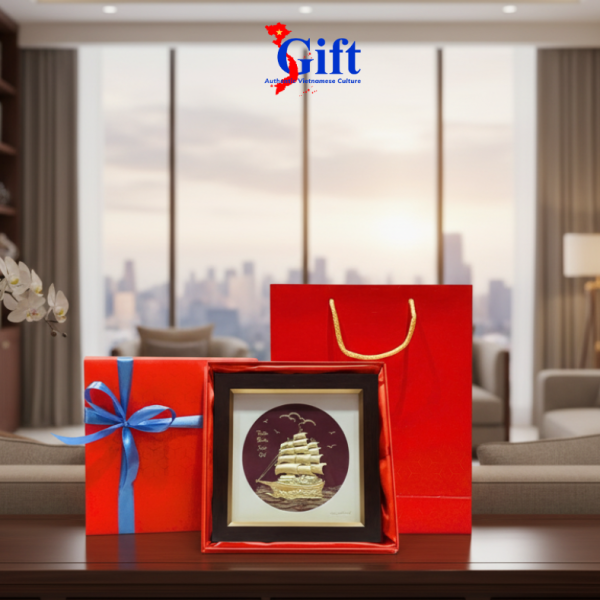 Tranh Đồng Thuận Buồm Dát Vàng 24K Nền Đỏ Để Bàn SG03.1