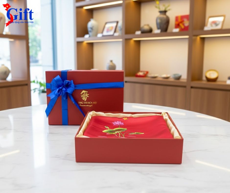 Khăn lụa trơn thêu sen đỏ mận SGMNV-LNL45180/10