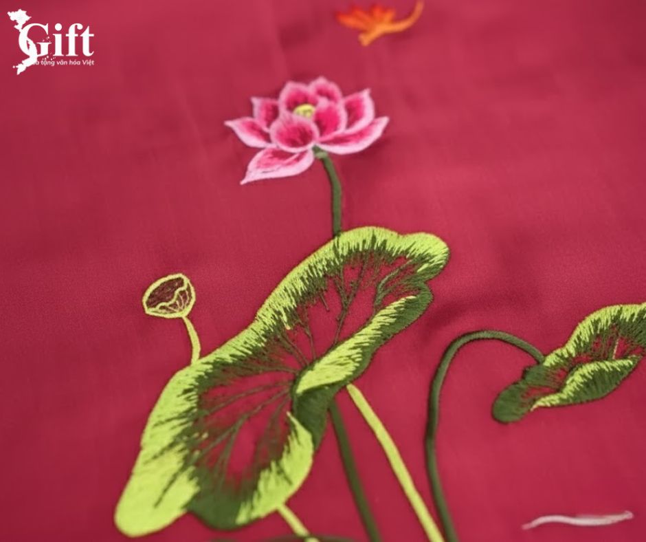 Khăn lụa trơn thêu sen đỏ mận SGMNV-LNL45180/10