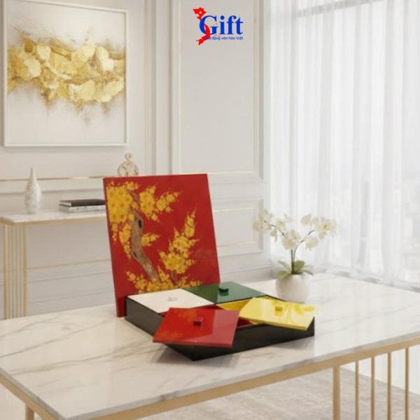 Hộp Mứt Vuông 4 Ngăn Sơn Mài Mai Vàng Nền Đỏ SGMNV-HM02-4: Tinh Hoa Quà Tết Cao Cấp