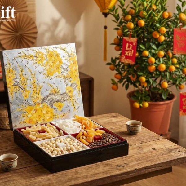 Hộp Mứt Tết Sơn Mài Đắp Bạc Vẽ Mai Vàng 4 Ngăn SGHM02 – Quà Tết Cao Cấp