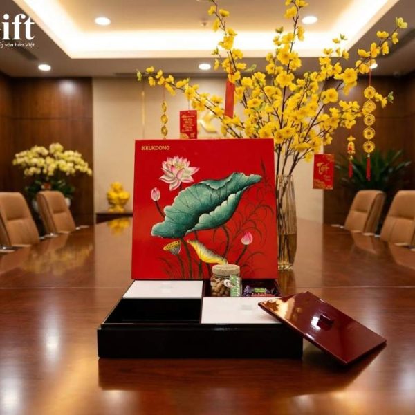 Hộp Mứt Tết Sơn Mài Hoa Sen Đỏ SGMNV-HM02-1 – Quà Tết Cao Cấp Đẳng Cấp