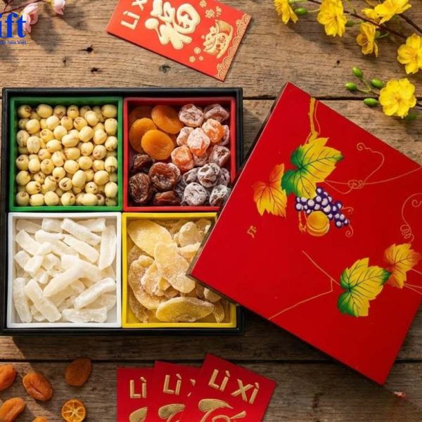 Hộp Mứt Sơn Mài Vuông 4 Ngăn Đắp Nổi Hoa Quả Nền Đỏ SGHM04 – Quà Tết Ý Nghĩa, Sang Trọng