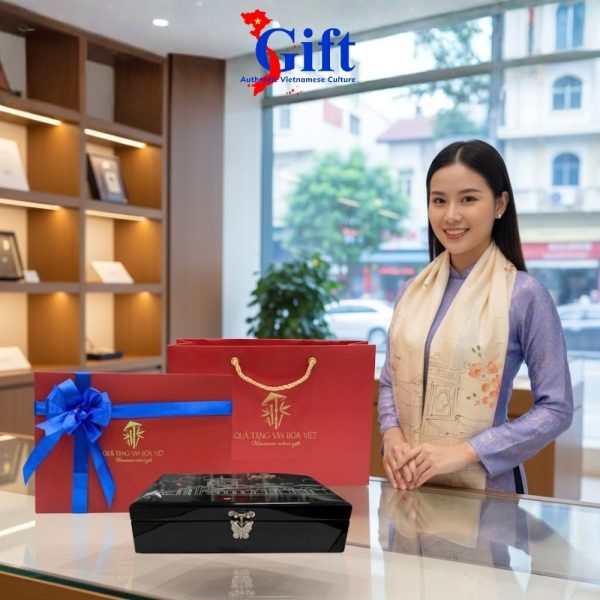 Bộ Quà Tặng Khăn Lụa Vẽ Chợ Bến Thành Màu Cam & Hộp Trang Sức Đen SG01.1