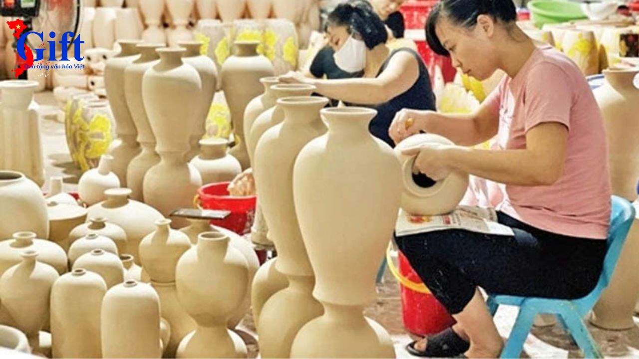Làng gốm Bát tràng, nơi đất hóa tâm hồn Sgift quà tặng doanh nghiệp