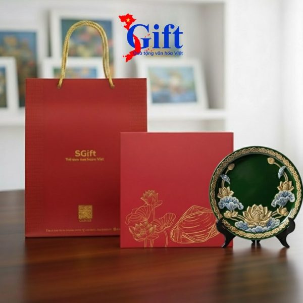 Tranh đĩa gốm sứ Bông Sen Xanh đắp nổi, Chân Đế Gỗ SG11.1