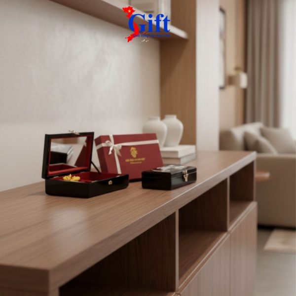 Hoa văn cô gái Việt Nam trên hộp đựng trang sức sơn mài quà đối tác