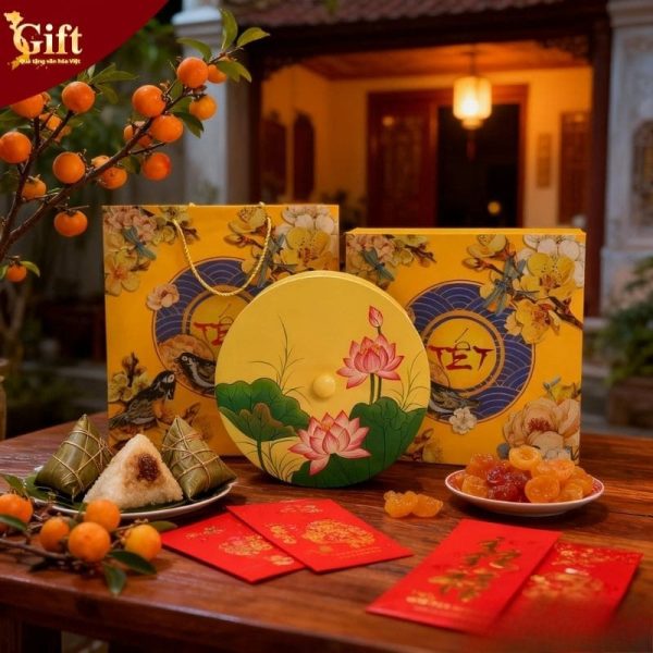 Hộp Mứt 4 Ngăn Nền Vàng D30xH7 SGHMTBL11/8 – Sắc Xuân Tròn Đầy Trên Bàn Trà Ngày Tết